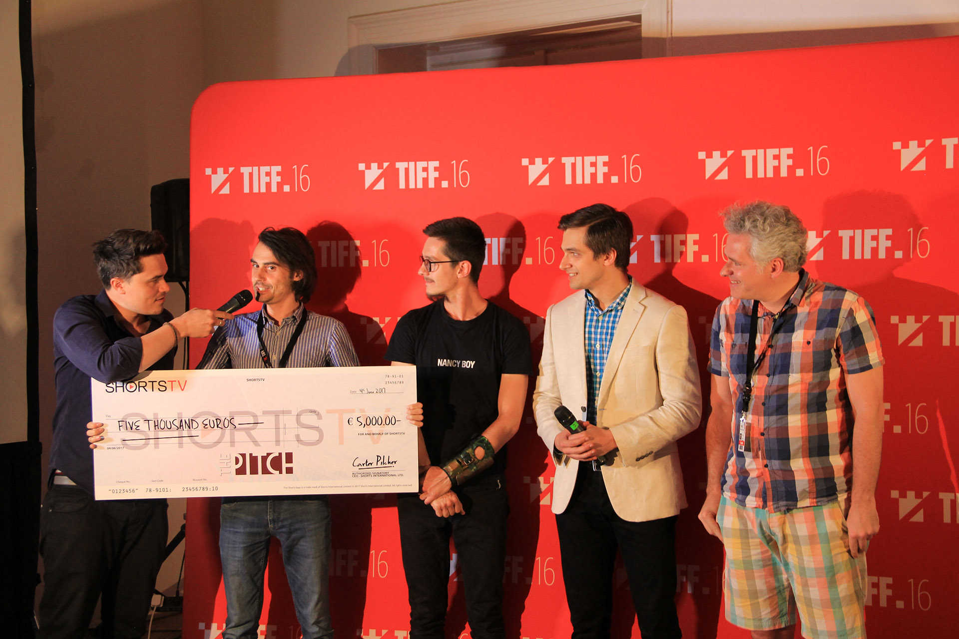 Bogdan Andrei Iliesiu is handed his prize